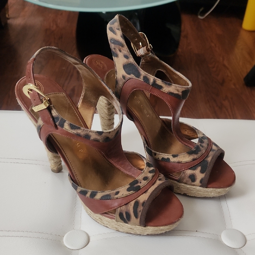 Ivanka Trump Black and Brown Platform Sandals with Strappy Design